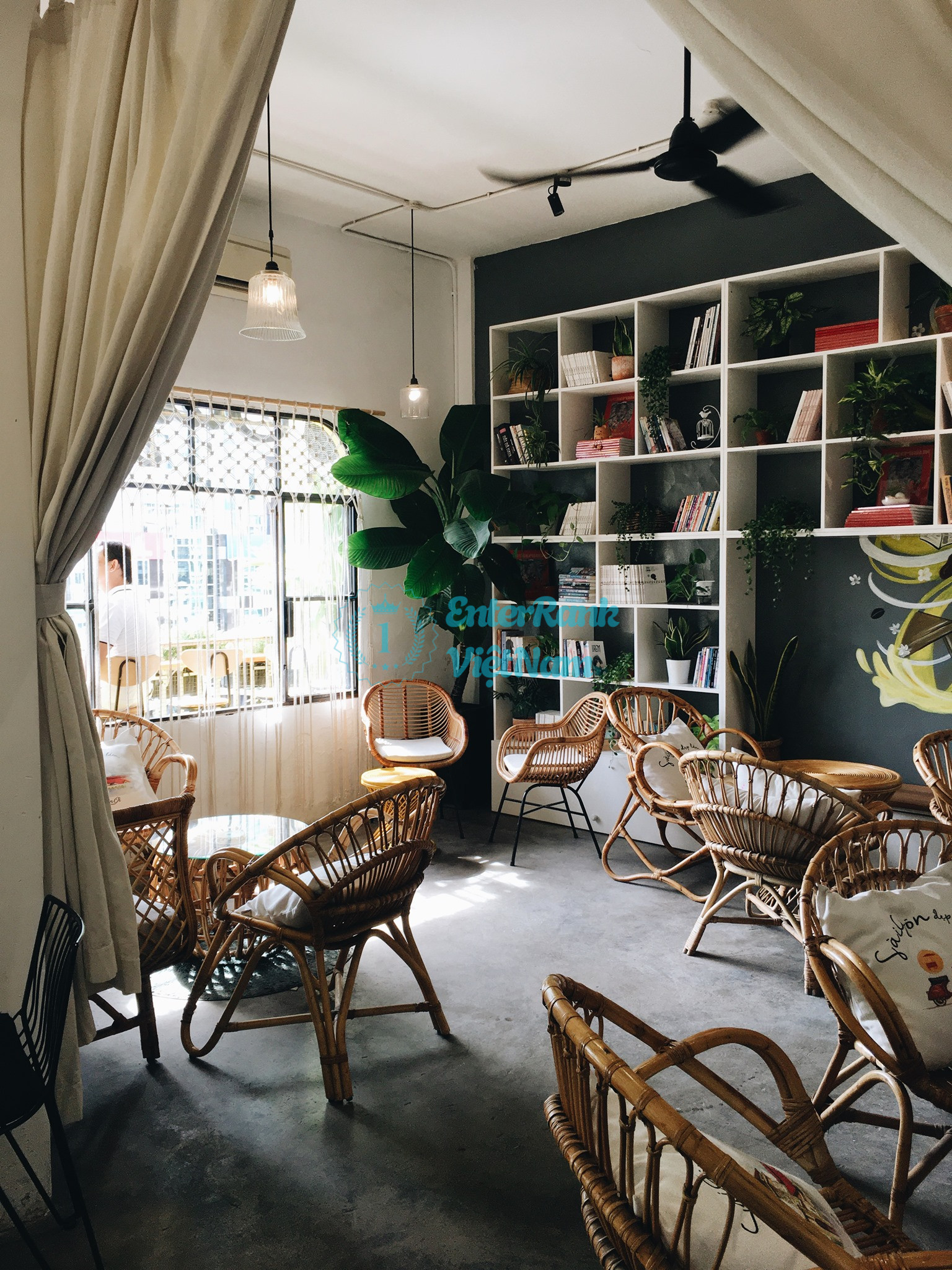 Top 15 quán cafe Sài Gòn đẹp có view cực chất, giá rẻ 45 Cà phê Sài Gòn Ơi Ngắm phố đi bộ Nguyễn Huệ sôi động