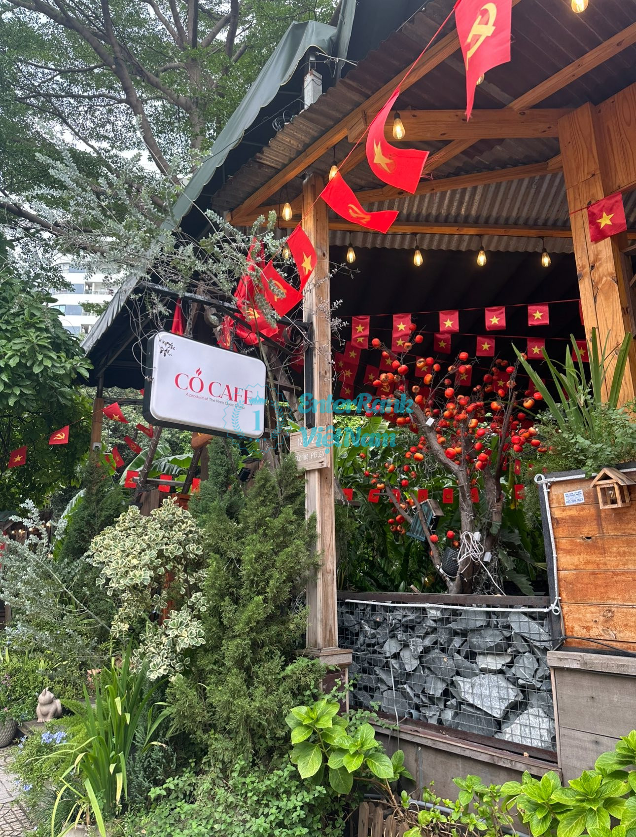 Top 15 quán cafe Sài Gòn đẹp có view cực chất, giá rẻ 34 Cỏ Cafe Bình yên giữa phố thị ồn ào