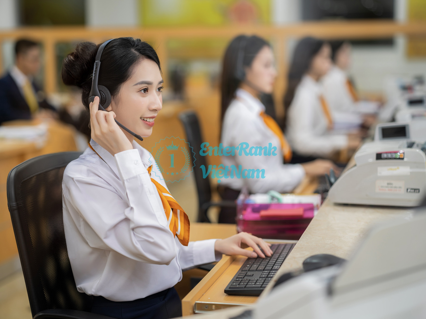 LPBank cung cấp các kênh chăm sóc khách hàng