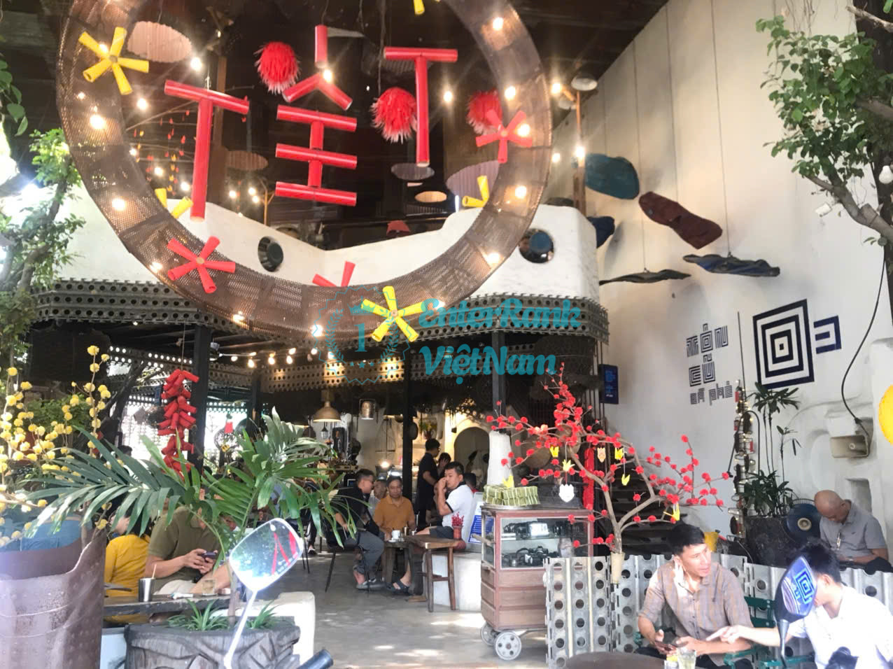 Top 15 quán cafe Sài Gòn đẹp có view cực chất, giá rẻ 35 Tôn cũ cà phê nét hoài niệm trong từng góc decor