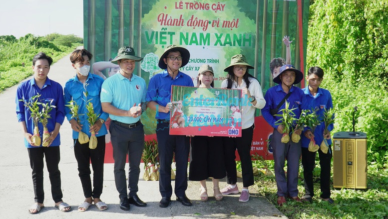 Đóng góp cho cộng đồng và xã hội Việt Nam