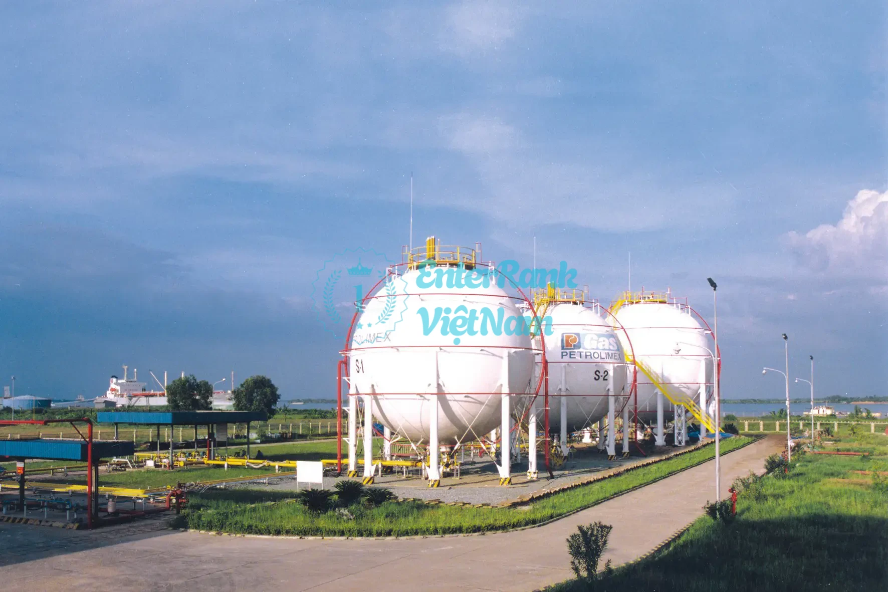 Hệ thống kho bể với tổng sức chứa lớn (hơn 2,2 triệu m3)