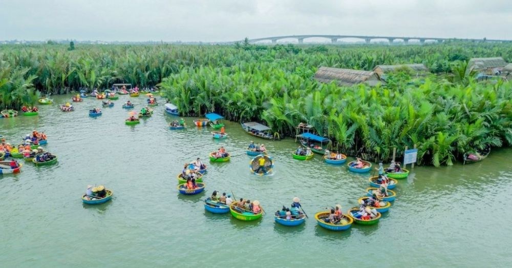 Màn trình diễn múa thúng xoay vòng tròn điêu luyện của nghệ nhân Làng Dừa Xanh