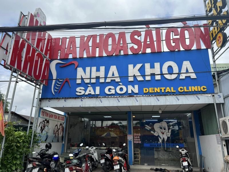 Không gian phòng khám và biển hiệu Nha Khoa Sài Gòn Long Thành