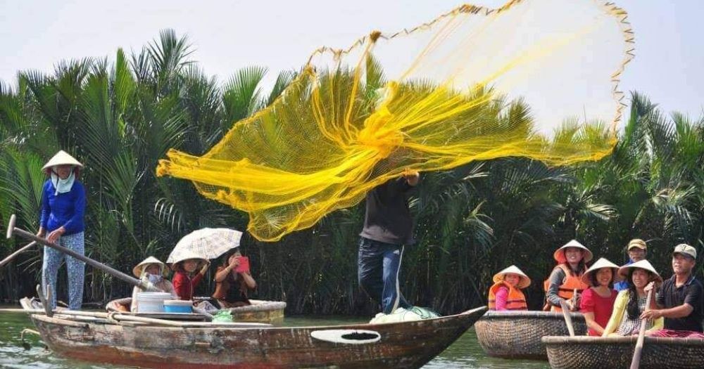 Tiết mục quăng chài bắt cá truyền thống đầy nghệ thuật trên sông nước Hội An