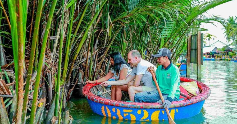 Du khách thích thú trải nghiệm câu cua đá tím cùng ngư dân địa phương